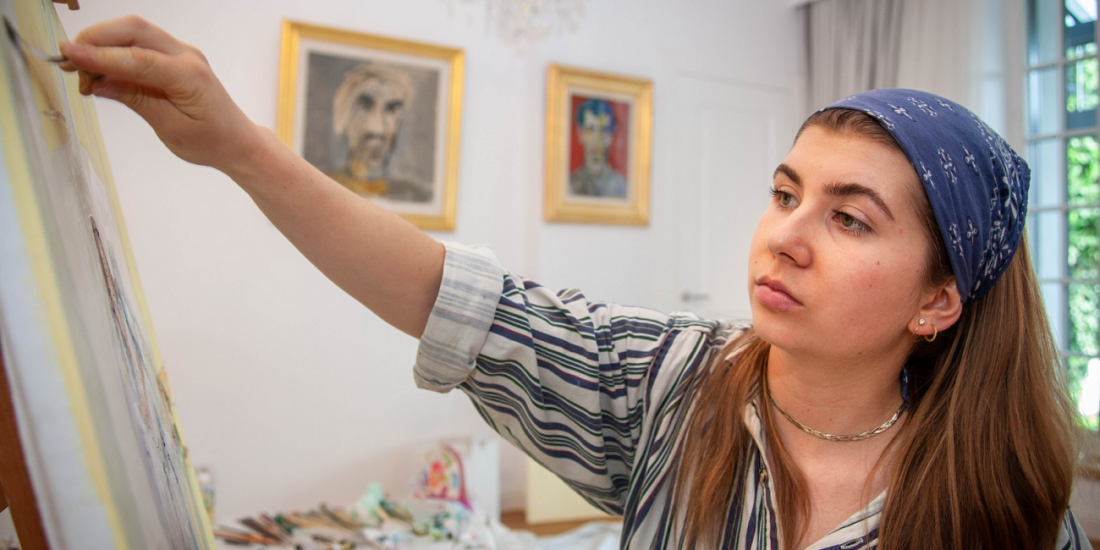 Catherine Webb, de la Yale la artist-in-residence în București: ”Viața este cel mai bun profesor al meu” Catherine Webb, de la Yale la artist-in-residence în București: ”Viața este cel mai bun profesor al meu”