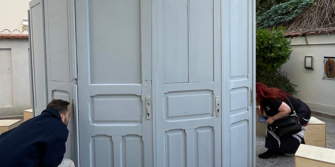Prin gaura cheii – Portrete de Alex Gâlmeanu, întâlniri neretușate, într-o instalație care îmbină fotografia cu patrimoniul Prin gaura cheii – Portrete de Alex Gâlmeanu, întâlniri neretușate, într-o instalație care îmbină fotografia cu patrimoniul