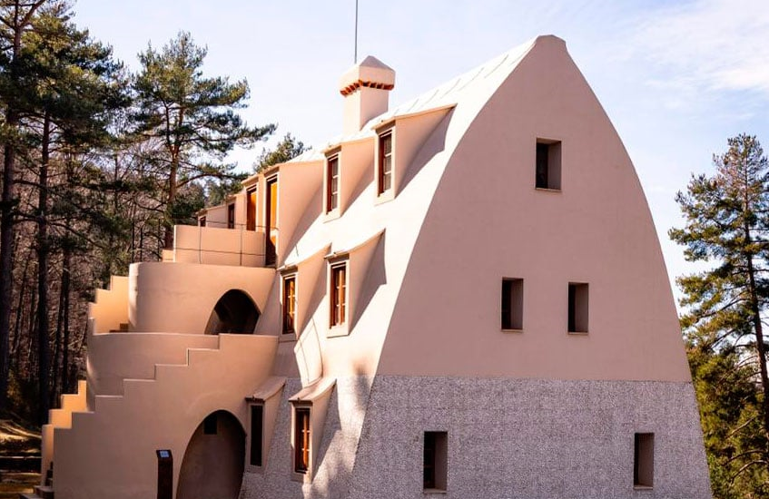 O nouă casă Gaudí, în zona muntoasă din Catalonia O nouă casă Gaudí, în zona muntoasă din Catalonia