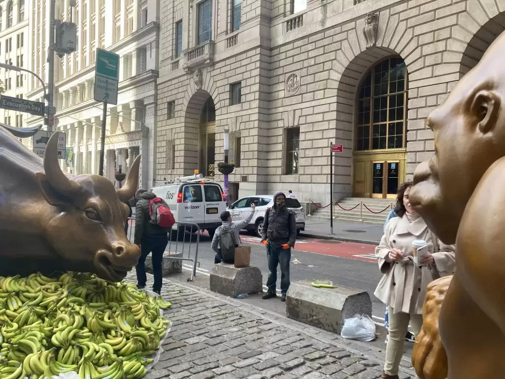O statuie de bronz a unei gorile, expusă vizavi de cea a celebrului taur de pe Wall Street