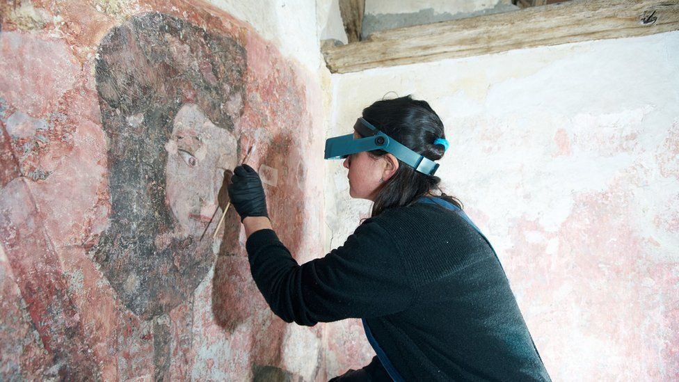 Restaurarea unui mural medieval din Farleigh Hungerford Castle, un proces minuțios și vital