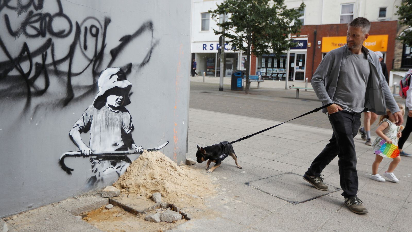 Muralul lui Banksy înlăturat din zidul unui magazin din Suffolk, vândut în particular pentru 2 milioane de dolari