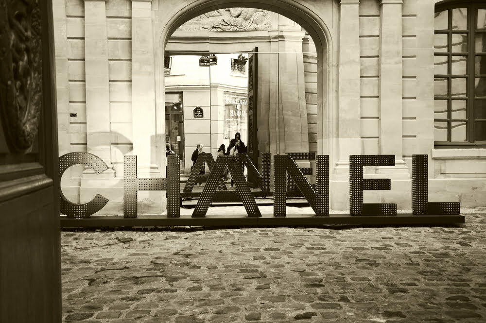 Chanel a premiat zece artişti „care îşi asumă riscuri” cu câte 100.000 de euro
