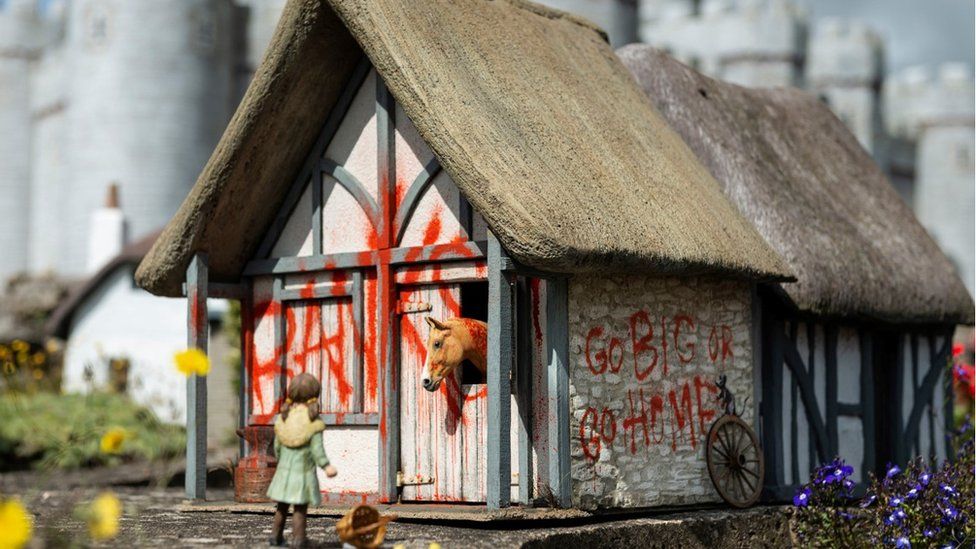 Un grajd în miniatură peste care a intervenit artistul Banksy – vândut în licitaţie pentru 1 milion de lire