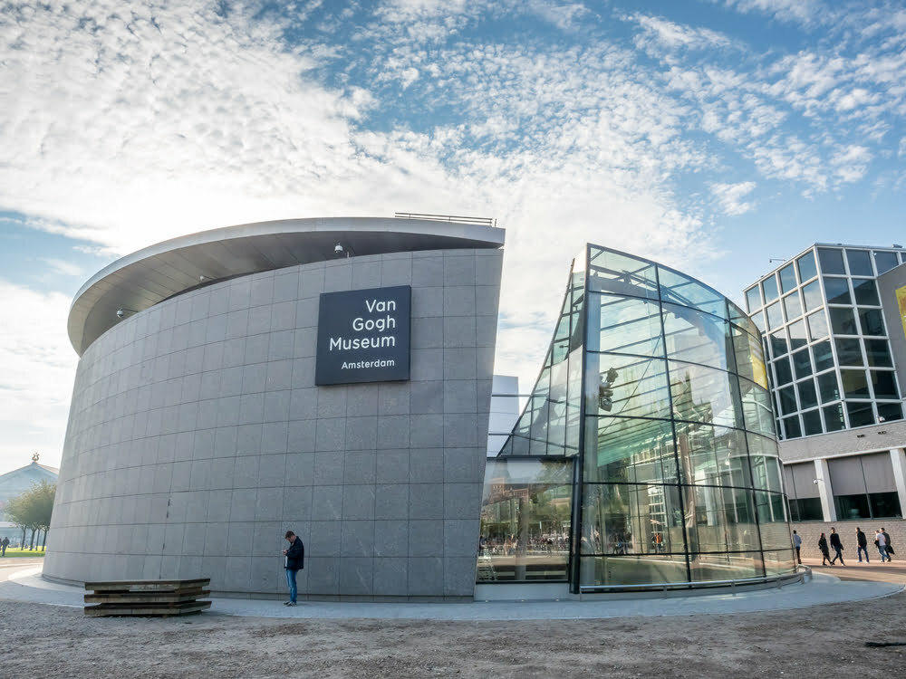 Muzeul Van Gogh din Amsterdam – transformat în salon de manichiură pentru o zi, ca protest faţă de restricţiile din Olanda