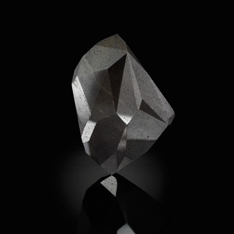 Diamantul negru de 555,55 de carate numit “The Enigma” a fost adjudecat la peste 3 miloane de lire sterline