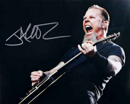 fotografie ilustrându l pe james hetfield, solistul trupei metallica, cu semnătura olografă a muzicianului, însoțită de certificatul de autenticitate