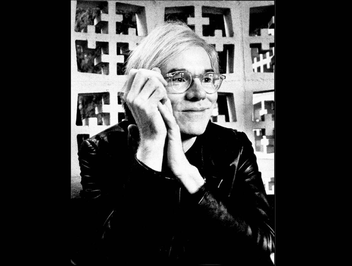 PORTRET – Andy Warhol, timidul care spunea că este descris complet de arta sa, care a transformat umila conservă de supă într-un simbol