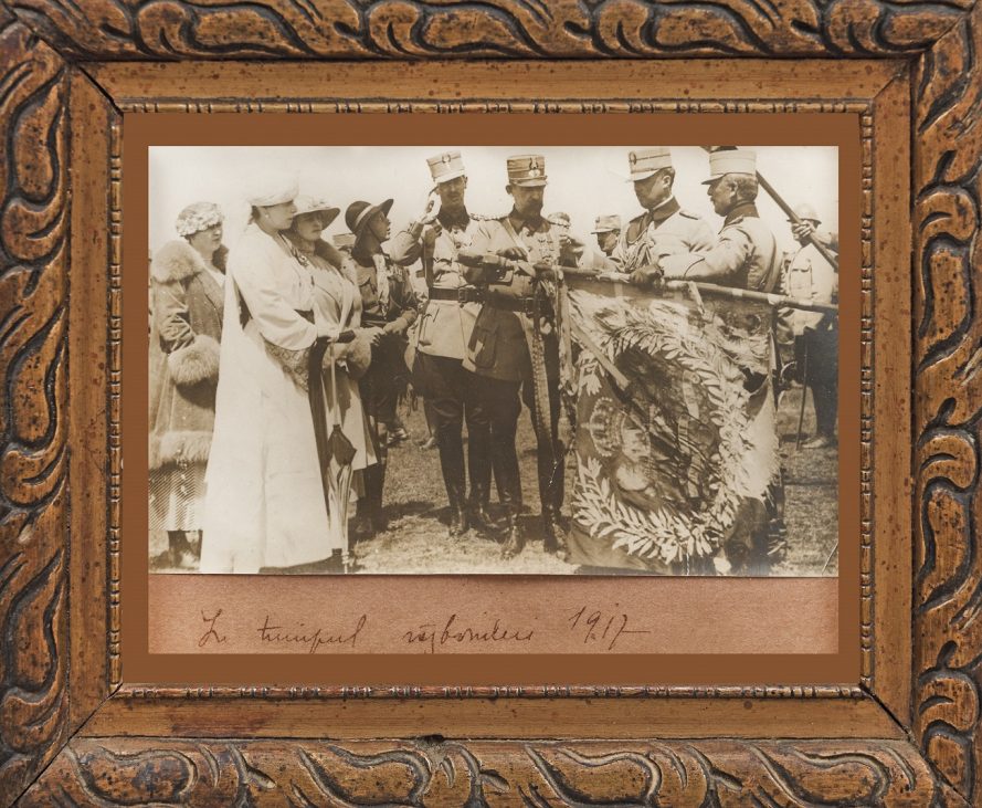 fotografie ilustrând vizita pe front a regelui ferdinand și reginei maria, alături de familia regală și generalii averescu și prezan, 1917