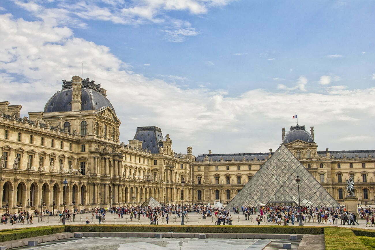 O operă de artă monumentală, creată din bilete de acces la metrou, va fi prezentată la Paris