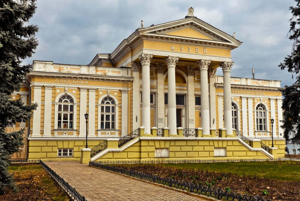 Angajaţi ai instituţiilor de cultură din Ucraina, în cursă contra-cronometru pentru salvarea operelor de artă