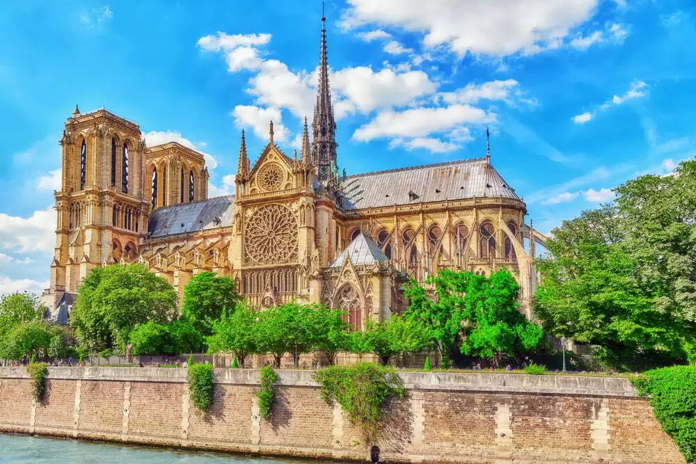 Restaurarea vitraliilor Catedralei Notre-Dame din Paris, în derulare