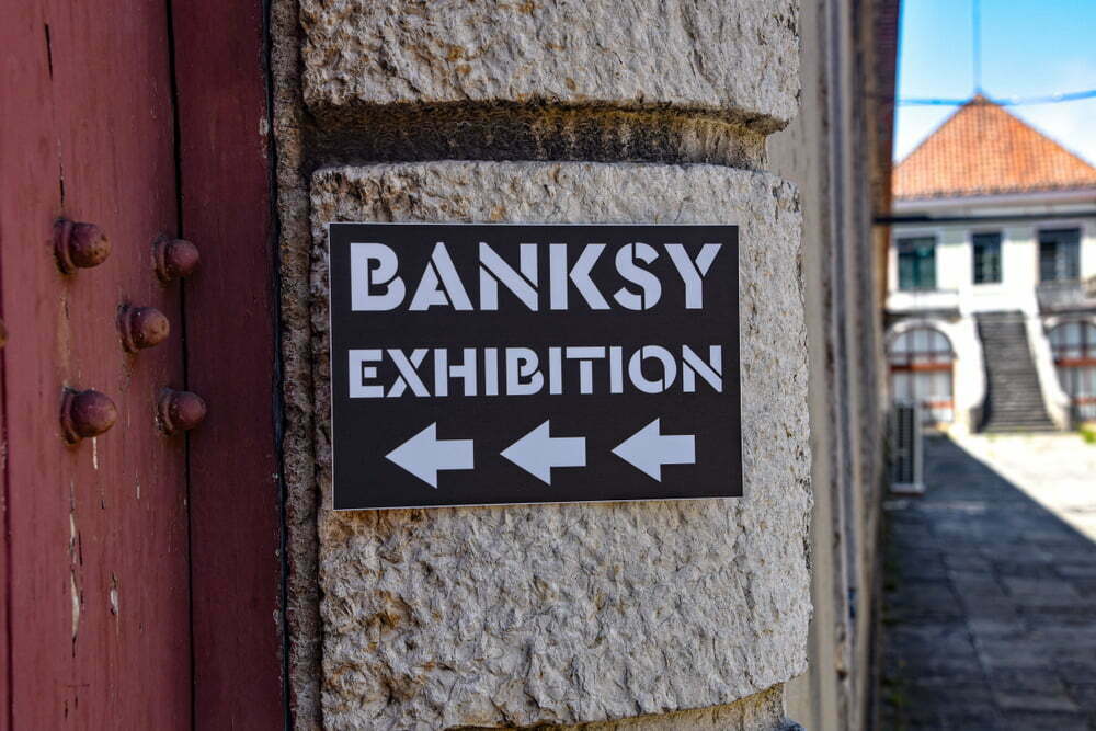 Opt persoane au fost trimise în judecată pentru furtul unei opere de Banksy realizată în memoria victimelor atacului de la Bataclan