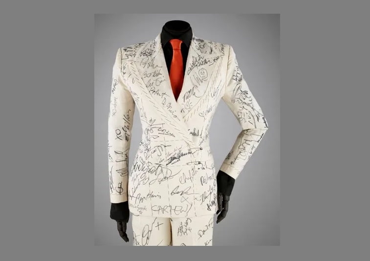 Costumul lui Sandy Powell semnat de mai mult de 200 de celebrități, în colecția Victoria and Albert Museum