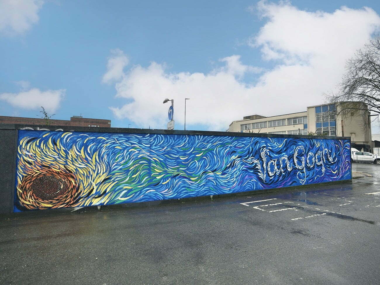 O artistă din Bristol a pictat un mural care leagă centrul orașului de o expoziție Van Gogh