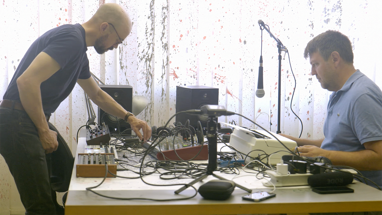 Artistul vizual Ignacio Uriarte transformă mașini de scris în instrumente muzicale într-un performance cu Timm Brockmann