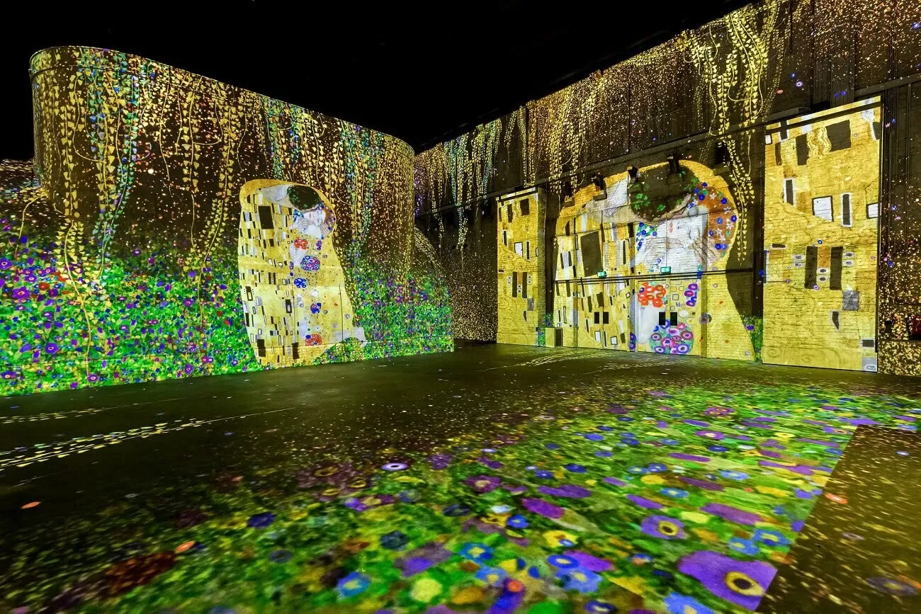 Klimt iluminează La Fabrique des Lumières, noul centru de artă digitală din Amsterdam – FOTO