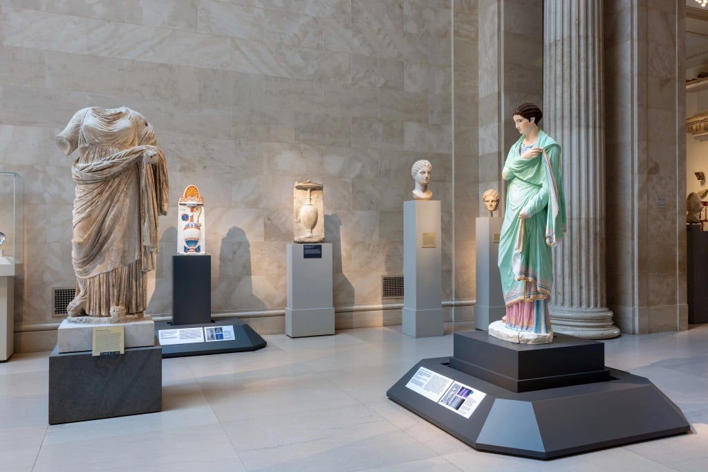 Șaptesprezece reproduceri pictate ale unor sculpturi antice, instalate la Met
