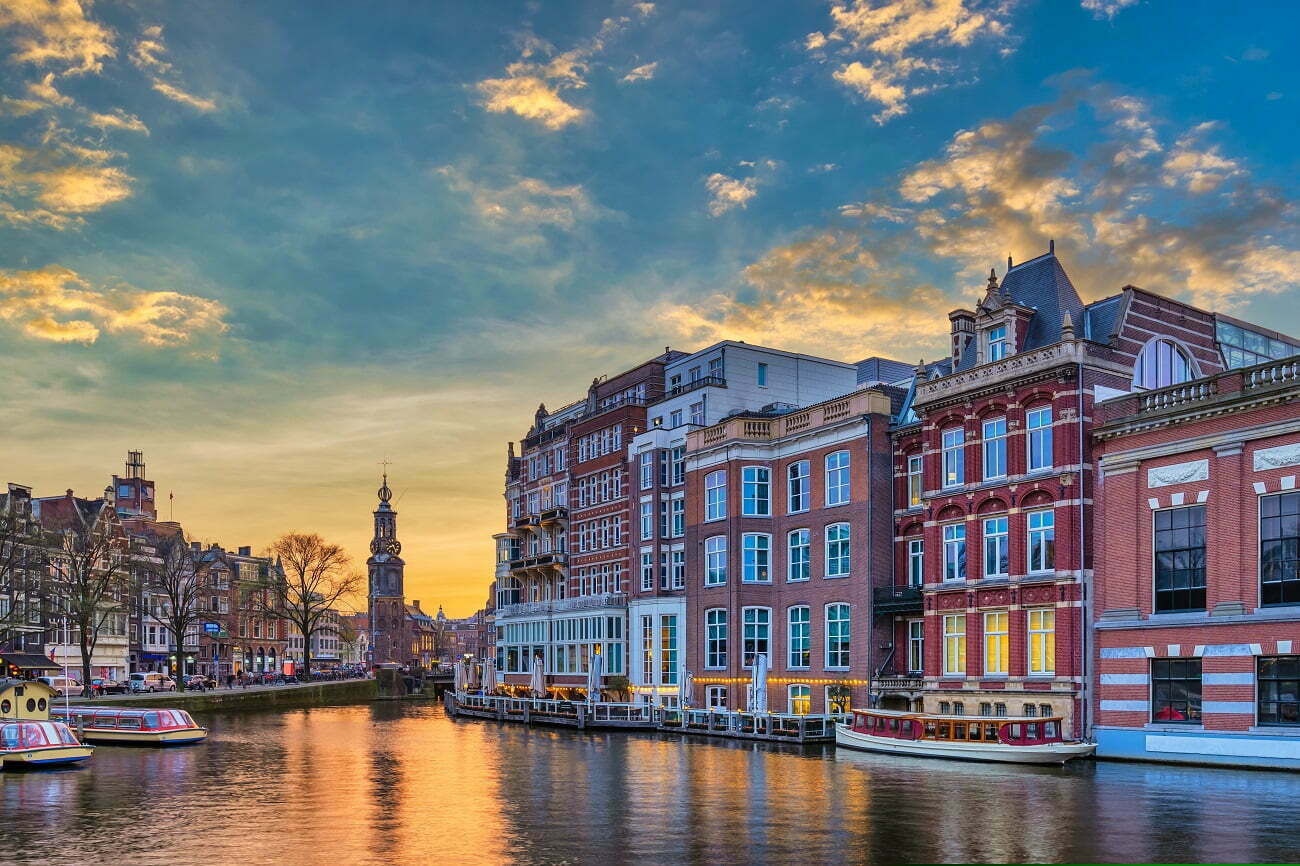 amsterdam,netherlands,,sunset,city,skyline,of,dutch,house,at,canal