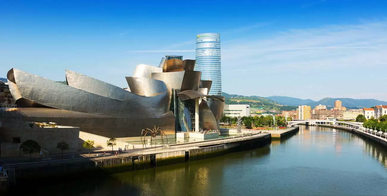 Muzeul Guggenheim din Bilbao se extinde într-un estuar la est de orașul basc