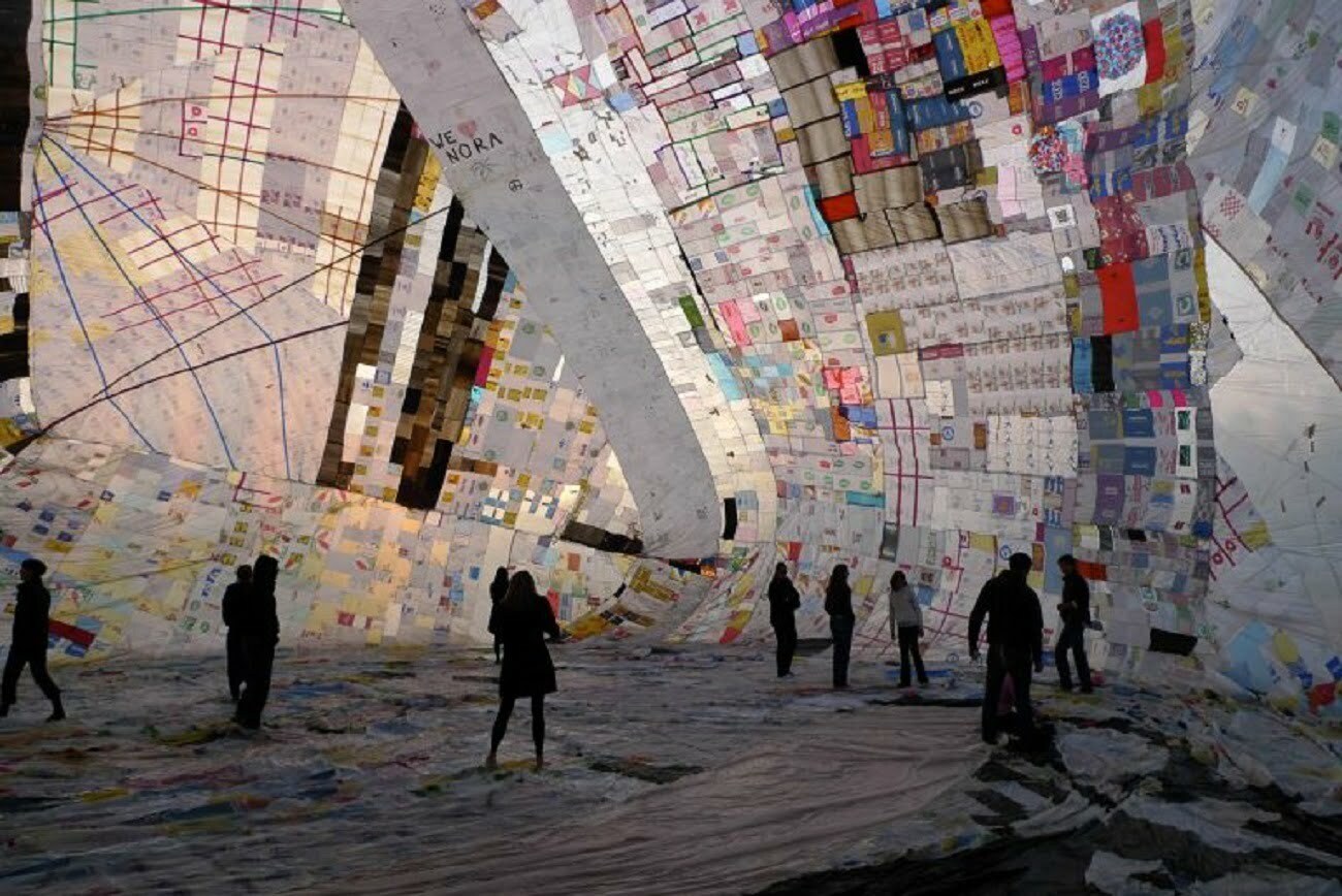 Un milion de pungi din plastic, transformate în instalații de artă