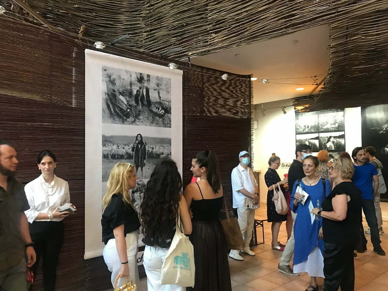 REPORTAJ – „Cele care nu se văd” sau zece femei din literatura română reinventate de zece fotografe