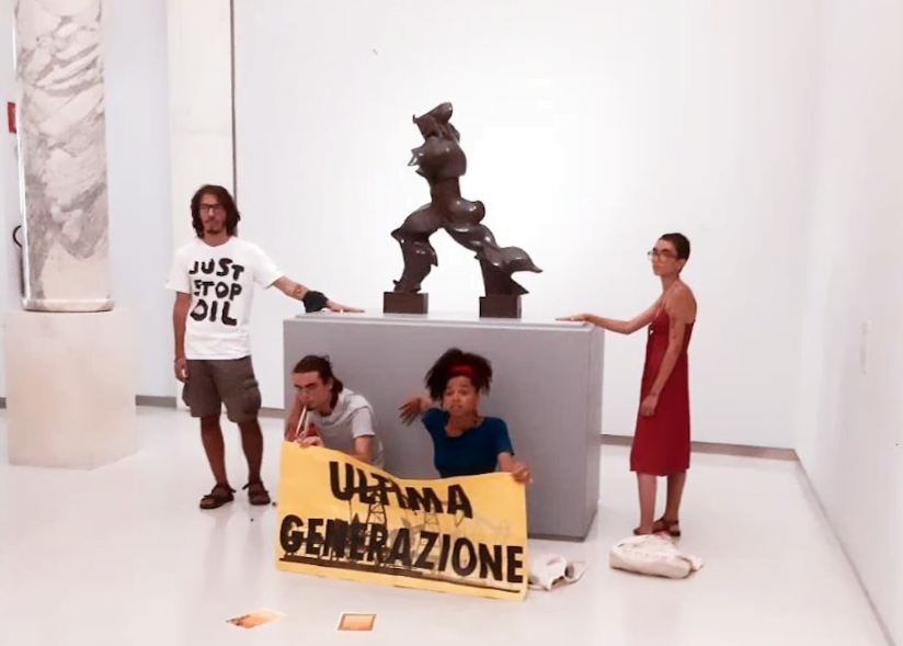 O sculptură a lui Boccioni de la Museo del Novecento, în centrul unei acțiuni de protest