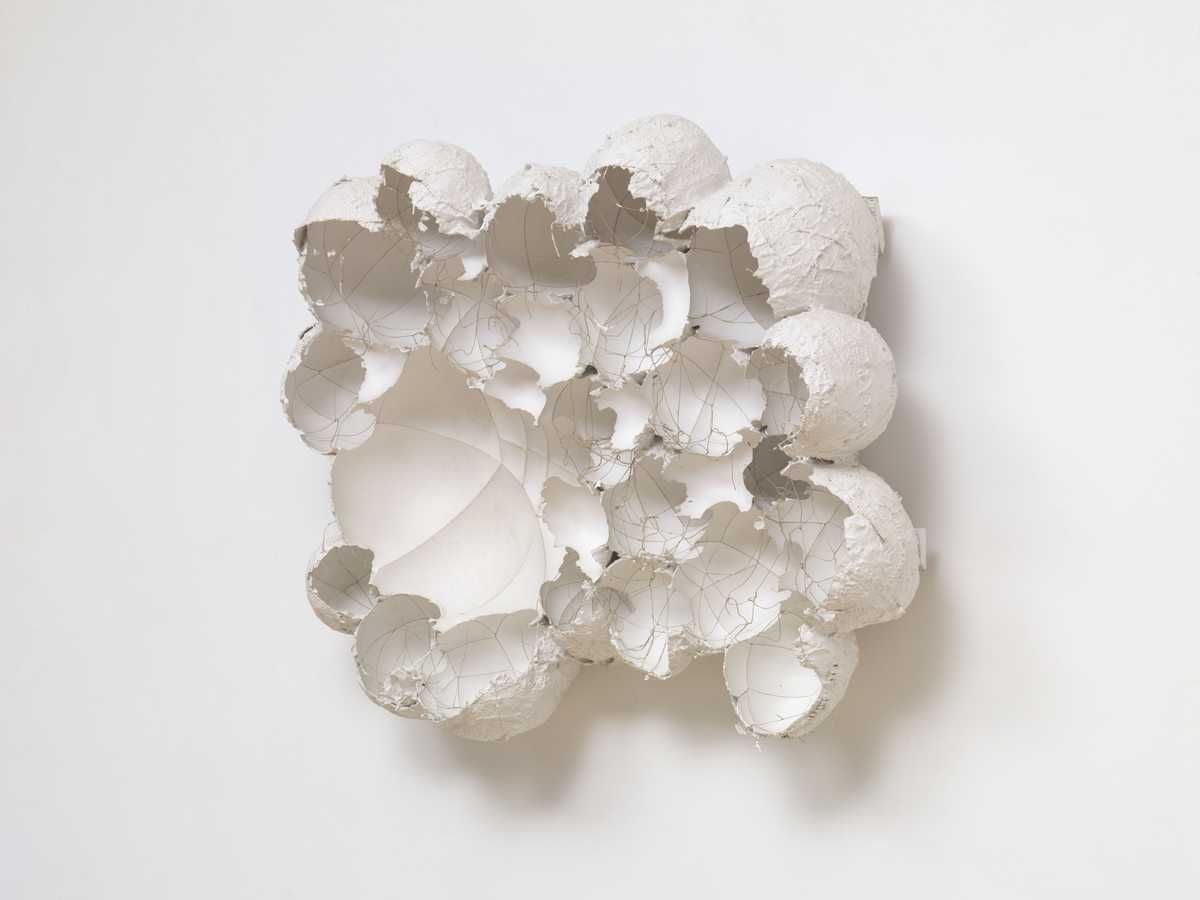Sculpturi delicate realizate de Maria Bartuszová, expuse la Tate Modern