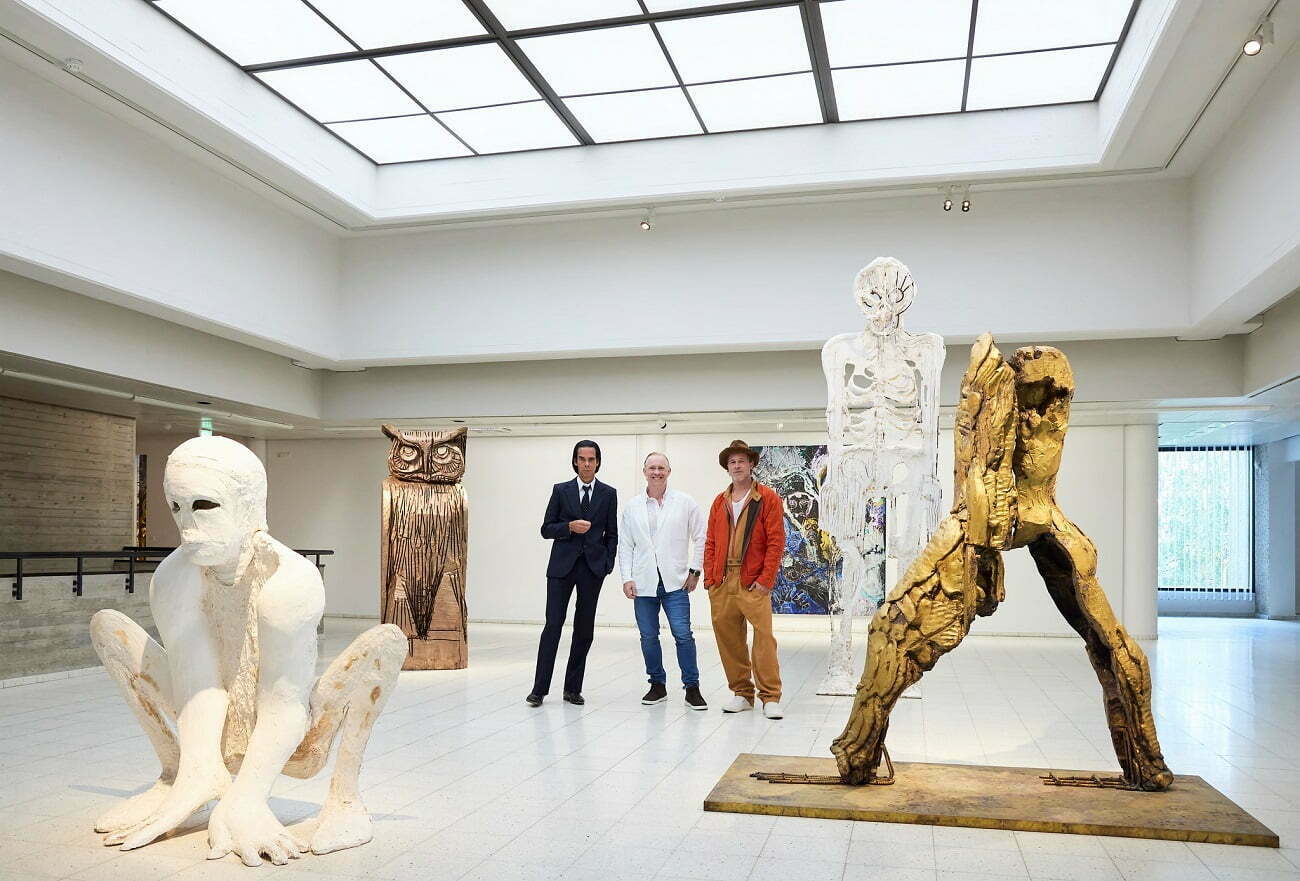 Actorul Brad Pitt și muzicianul Nick Cave au debutat public ca sculptori într-o expoziție în Finlanda