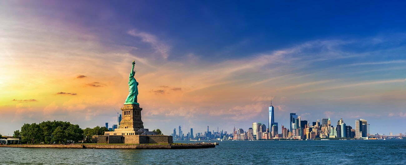 panorama,of,statue,of,liberty,against,manhattan,cityscape,background,in