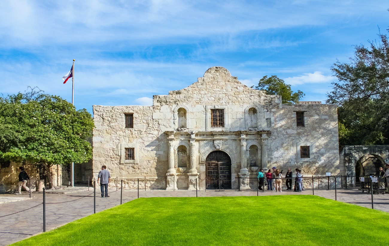 the,historic,alamo,where,the,famous,battle,happened,and,tourists
