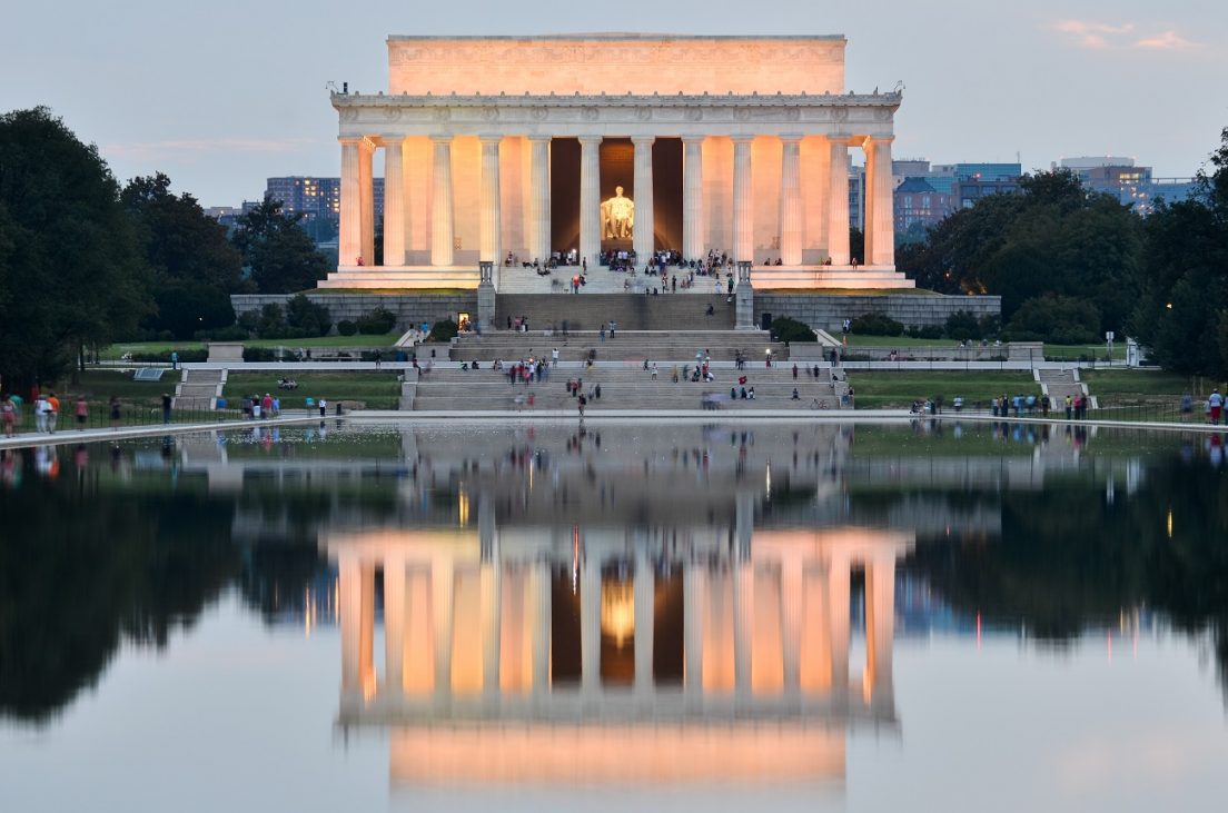washington,dc,,lincoln,memorial,and,mirror,reflection,on,the,pool