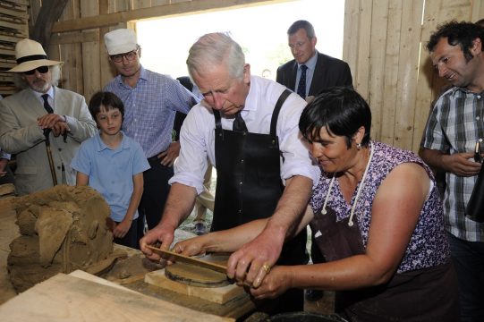 regele charles iii, atunci asr printul de wales, confectionand o tigla traditionala. credit photo marcello tucuna