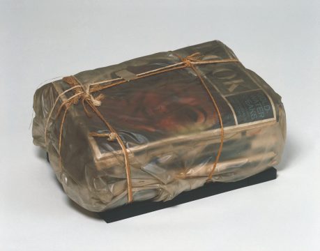 christo & jeanne claude, look (c.1965). photo ©vg bild kunst, bonn 2023