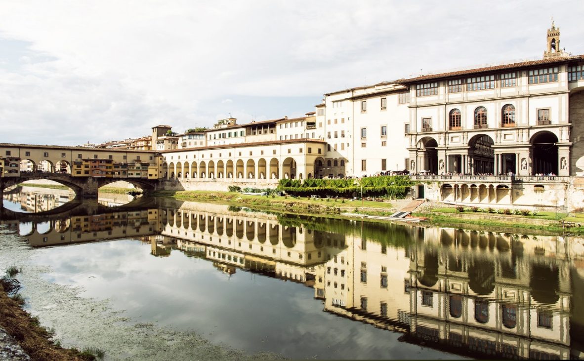 beautiful,ponte,vecchio,,vasari,corridor,and,uffizi,gallery,are,mirrored