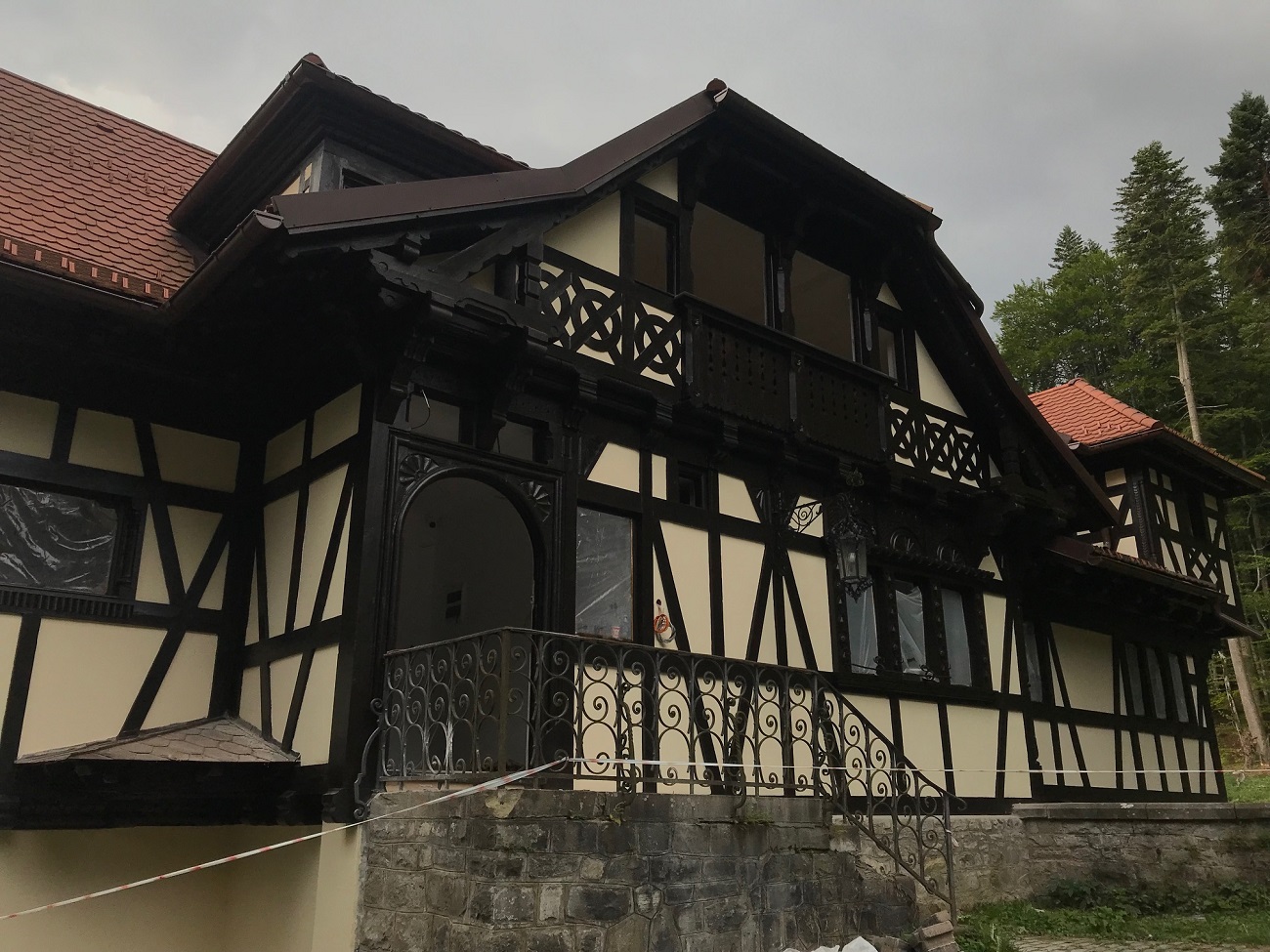 vila Șipot, intrare principală, curatorial.ro