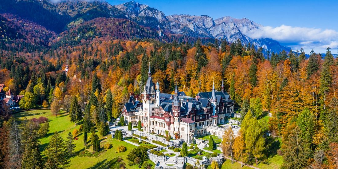 peles,castle,in,autumn.,sinaia,,prahova,county,,romania.