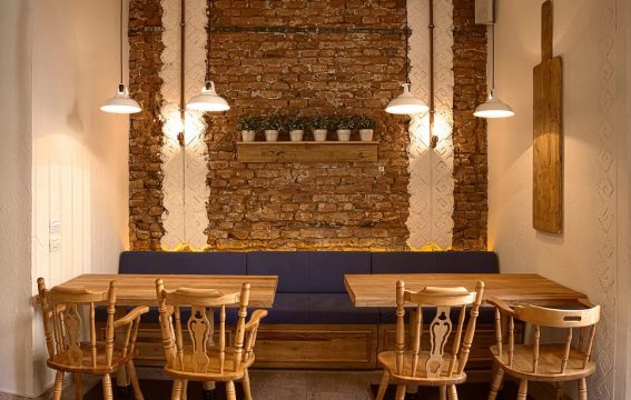 loc de luat masa restaurant livada, design picktwo studio; foto bogdan gheorghita