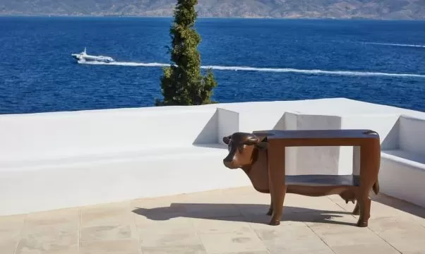 sculptura de françois xavier lalanne, pauline karpidas hydra, barney hindle photography sotheby's paris