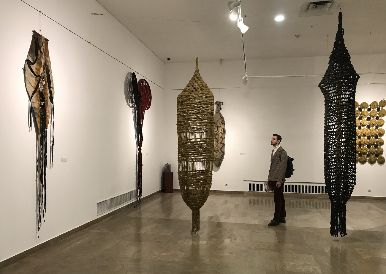 Broderie, tapiserie și culoare, într-o expoziție Zoe Vida Porumb