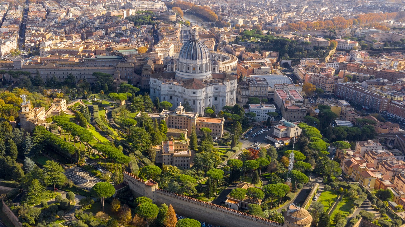 aerial,view,of,papal,basilica,of,saint,peter,in,the