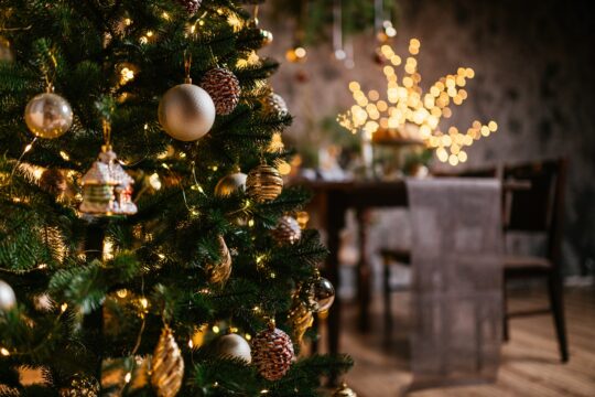 new,year,cozy,home,interior,with,christmas,tree,and,garlands