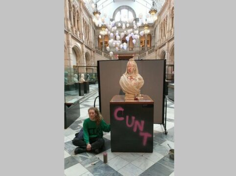 bust regina victoria, glasgow, this is rigged