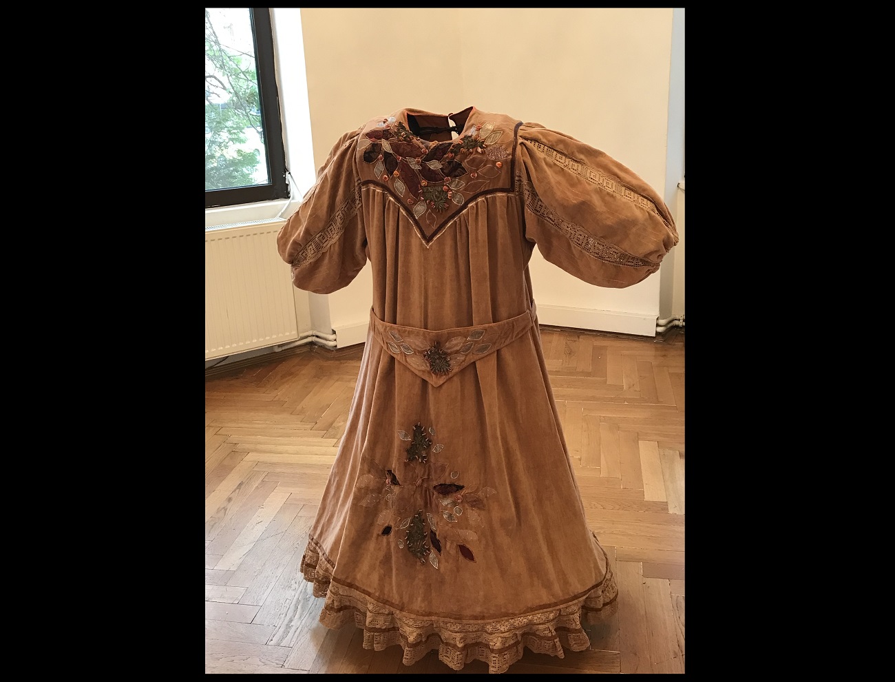 rochie de georgeta năpăruș din colecția dalina bădescu, curatorial.ro