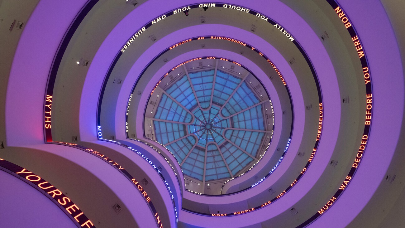 instalație jenny holzer lightline 2024, guggenheim