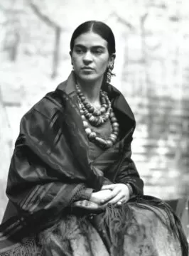 frida kahlo sitting