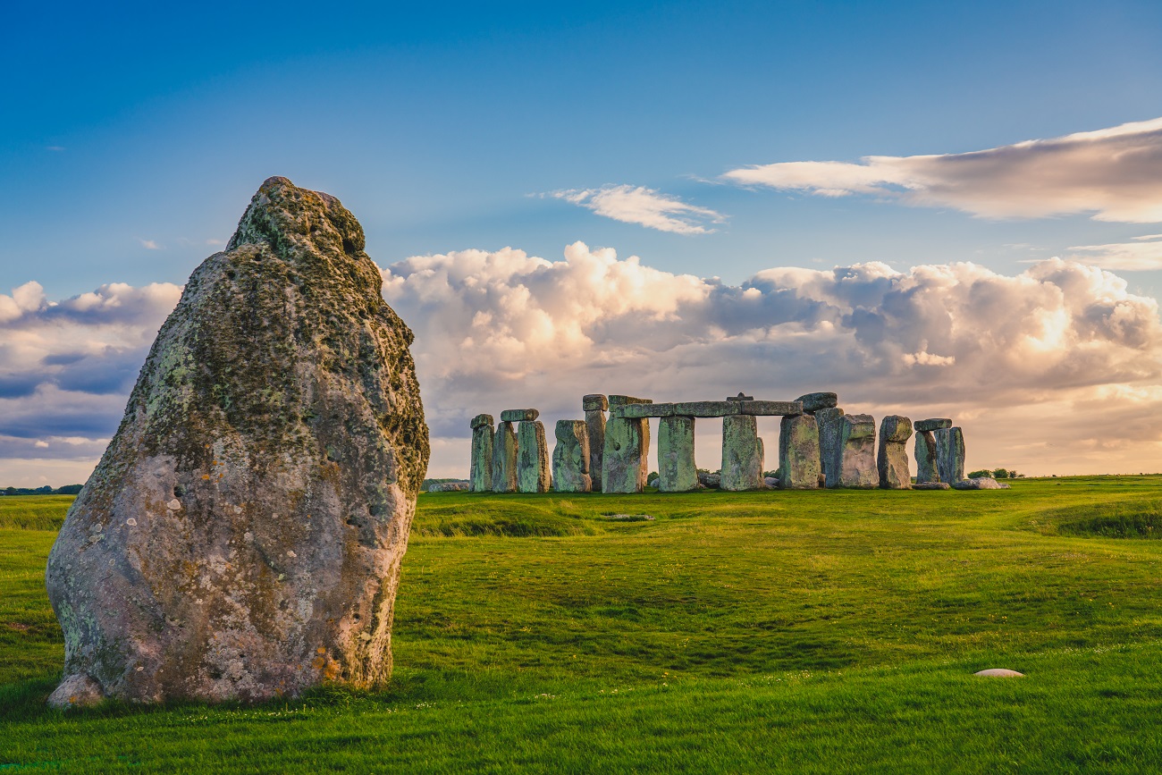 stonehenge,at,sunset,in,england