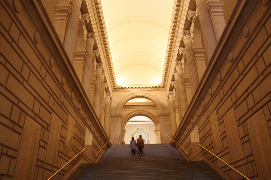 new,york,,metropolitan,museum,,november,2016,,people,are,walking,through