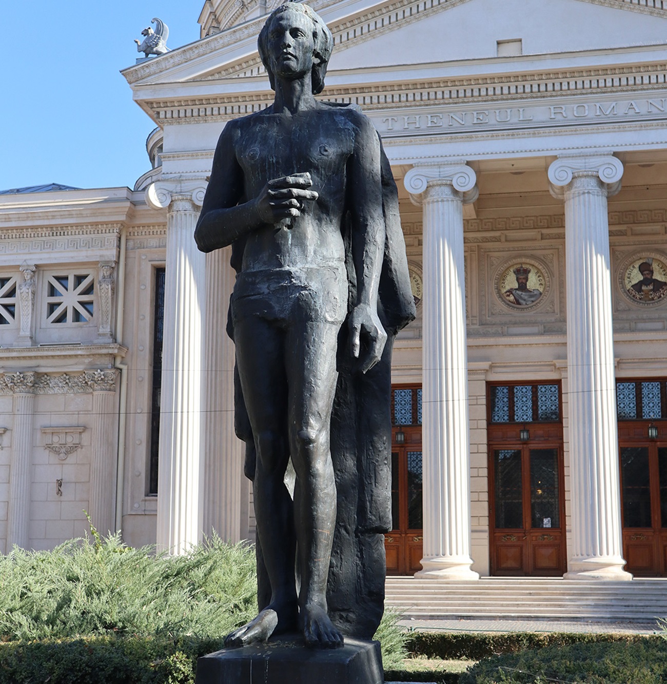 statuie mihai eminescu