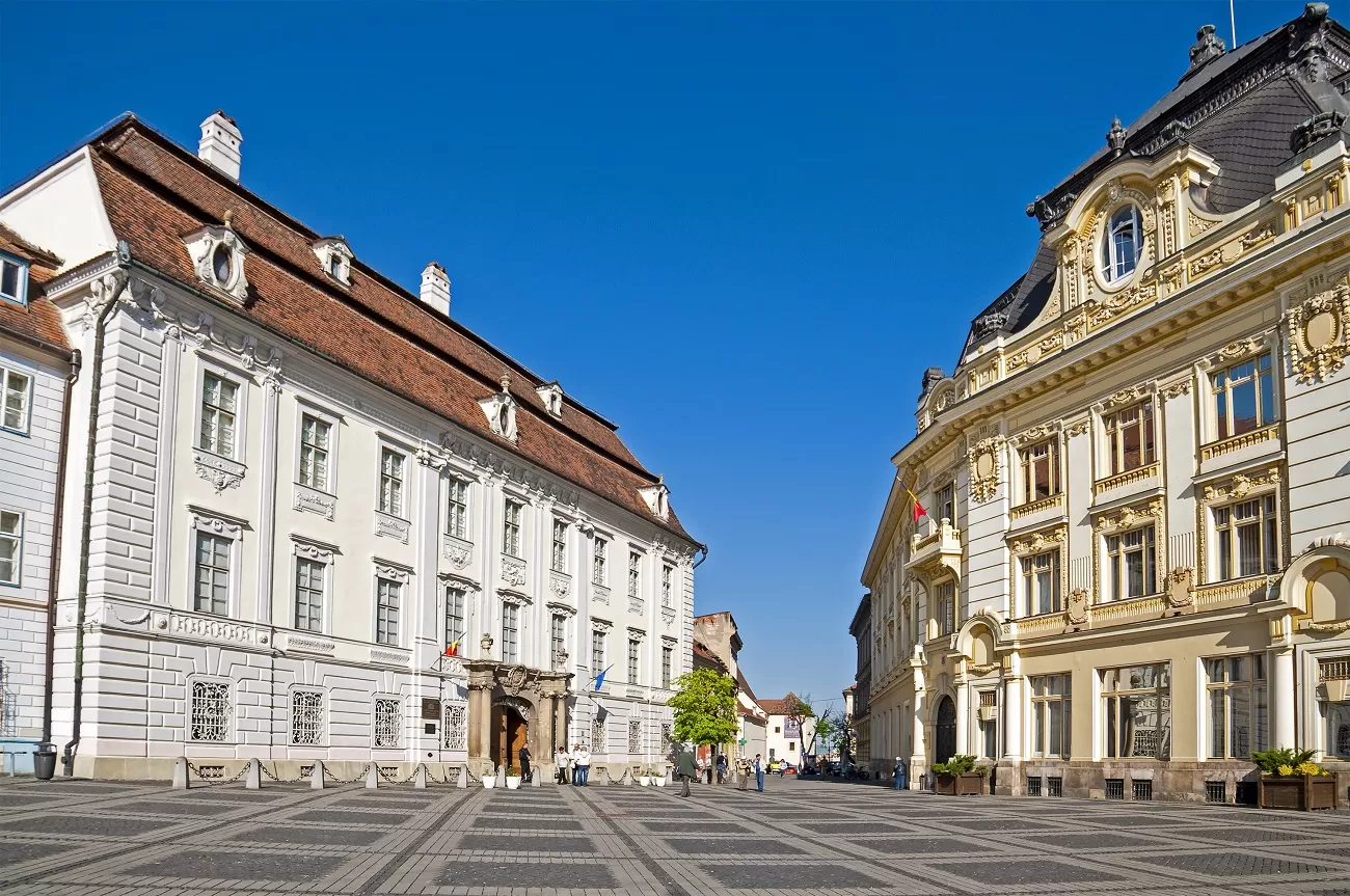 main,square,(piata,mare),in,sibiu,,transylvania,,romania,,brukenthal,palace